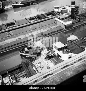 Navigazione sul Reno, rapporto della nave a motore Damco 230: Svizzera navi compreso il consolidamento, Rheinfahrt 301 e Damco 230 nel porto di Basilea Kleinhüningen, visto dal Siloturm Data: 1 aprile 1955 Località: Basilea, Svizzera Parole Chiave: Navi terrestri, porti, carico e scarico Foto Stock