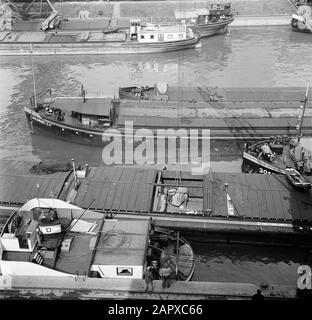 Navigazione sul Reno, rapporto della nave a motore Damco 230: Navi svizzere tra cui il Karlsruhe X e il Lübeck nel porto di Basilea-Kleinhüningen, visto dal Siloturm Data: 1 aprile 1955 posizione: Basilea , Svizzera Parole Chiave: Chiatte, porti Foto Stock