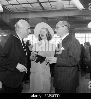 50th anniversario fabbrica di sigari Karel i Eindhoven Sigarsmokende fotografo Willem van de poll (a sinistra) in conversazione con un uomo e una donna Data: 1 gennaio 1950 luogo: Eindhoven Parole Chiave: Fabbrica, fotografi, conversazioni, ricevimenti, fumo, industria del tabacco Nome personale: Sondaggio, William van de Foto Stock