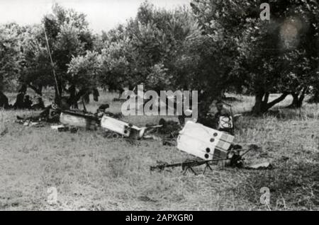 Spaarnestad Photo/SFA022803589 seconda guerra mondiale Un gruppo di soldati (tedeschi) trovò un luogo di riposo temporaneo in un cortile di olivo. In primo piano, una mitragliatrice. Grecia, Creta, 1941.; Foto Stock