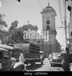 Viaggio in Venezuela e nei Caraibi orientali Città Di Caracas in Venezuela con la Cattedrale Data: 1948 posizione: Caracas, Venezuela Parole Chiave: Automobili, paesaggi urbani, camion Foto Stock