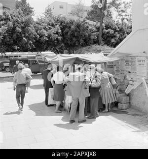 Israele 1964-1965: Tel Aviv, venditori ambulanti fornitore di libri con i clienti intorno alla stalla Data: 1964 Località: Israele, Tel Aviv Parole Chiave: Libri, statue di strada, venditori ambulanti, pedoni Foto Stock