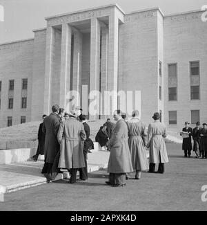 Roma: Visita Agli Studenti del quartiere universitario di fronte al palazzo principale dell'Università la Sapienza di Roma Città Universitaria Data: Dicembre 1937 Località: Italia, Roma Parole Chiave: Edifici, studenti, università Foto Stock