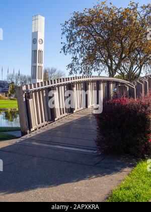 Ponte Attraverso Uno Stagno In Piazza Palmerston Nord Foto Stock