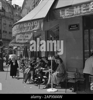 Pariser Bilder [la vita di strada di Parigi] Terrazza di Café le Métro A Place Maubert Data: 1965 luogo: Francia, Parigi Parole Chiave: Caffè, sculture di strada, terrazze Foto Stock