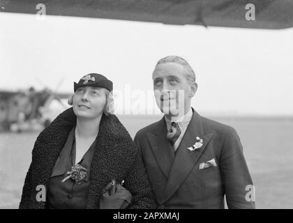 Aeroporto di Berlino - Tempelhof Thea Rasche e Harry Laponder sotto l'ala di un aereo, presumibilmente il Fokker F.XX PH-AIZ Silver Gull Data: Ottobre 1934 posizione: Berlino, Germania Parole Chiave: Aviazione, compagnie aeree, aerei, personale aereo, aeroporti Nome personale: Laponder, Harry, Rasche, Thea Foto Stock