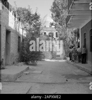 Tiberias-Hammat. Edifici vicino al mausoleo di rabbi Meir con una porta con un'iscrizione ebraica Data: Non data: Sede: Israele, Tiberias Parole Chiave: Alberi, tombe, religione ebraica, cupole, mausolei, iscrizioni, cancelli, rabbi, rosone, abitazioni Nome personale: Meir, rabbi Foto Stock