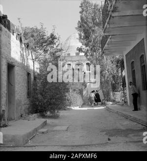 Tiberias-Hammat. Edifici vicino al mausoleo di Rabbi Meir con una porta con iscrizione ebraica. Date: Undate Location: Israele, Tiberias Parole Chiave: Storia, tombe, religione ebraica, cupole, mausolei, iscrizioni, cancelli, rabbini, rosone Foto Stock