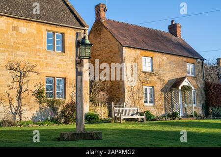 Stott Lantern fuori Cotswold cottages in inverno luce del sole al tramonto. Stanton, Cotswolds, Gloucestershire, Inghilterra Foto Stock