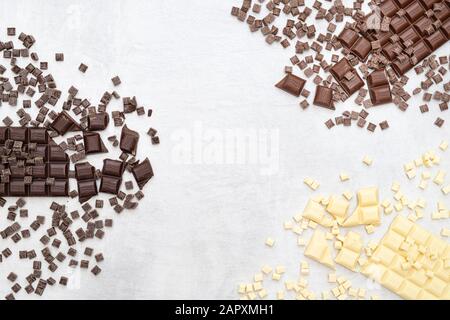 Barrette assortite di latte, motivi di cioccolato bianco e scuro Foto Stock