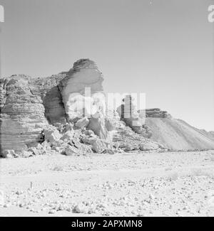 Israele - Timna Timna nel deserto del Negev; paesaggio con formazioni geologiche Data: 1 gennaio 1963 Località: Israele, Negev, Timna Parole Chiave: Geologia, colline, paesaggi, deserti Foto Stock