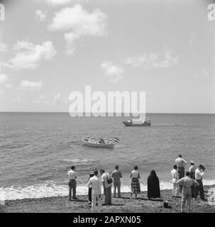 Antille Olandesi e Suriname al momento della visita reale della Regina Juliana e del Principe Bernhard nel 1955 Spettatori alla partenza della coppia reale di Saba. Nel slope la coppia reale Data: 26 ottobre 1955 Località: Antille Olandesi, Saba Parole Chiave: Visite reali, navi, spiagge Foto Stock