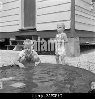 Viaggio in Suriname e Antille Olandesi Due ragazzi biondi in un bacino d'acqua in Nickerie in Suriname Data: 1947 luogo: Nickerie, Suriname Parole Chiave: Bambini, stagni Foto Stock
