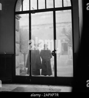 Roma: Visita alla città Due clergisti alla porta di un antico monastero dove si trova ora un ufficio postale Data: Dicembre 1937 Località: Italia, Roma Parole Chiave: Porte, chierdi, cattolicesimo, monasteri, uffici postali Nome istituzione: Vaticano Foto Stock