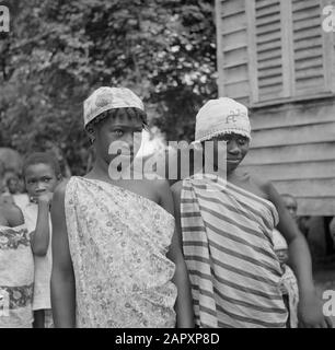 Viaggio nel Suriname e nelle Antille Olandesi Due ragazze della chiesa evangelica della Brotherchiesa di Langetabbetje in Suriname Data: 1947 Località: Langatabbetje, Suriname Parole Chiave: Chiese, servizi religiosi, donne Foto Stock