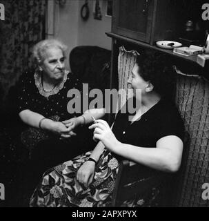 Foto di famiglia Due donne, probabilmente la madre di Van de Poll e sua moglie Hilde Eschen, in conversazione Data: Non data posizione: Hilversum, Noord-Holland Parole Chiave: Interni, donne Nome personale: Eschen, Hildegard, poll, del Foto Stock