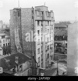 Il lavoro quotidiano di un concierge in un condominio di Parigi Vista dalla casa di appartamenti Data: 1936 posizione: Francia, Parigi Parole Chiave: Edifici, sculture di strada Foto Stock