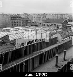 Il lavoro quotidiano di un concierge in un condominio di Parigi Vista dalla casa di appartamenti Data: 1936 posizione: Francia, Parigi Parole Chiave: Edifici, sheddaken Foto Stock