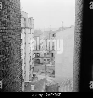 Il lavoro quotidiano di un concierge in un condominio di Parigi Vista dalla casa di appartamenti Data: 1936 posizione: Francia, Parigi Parole Chiave: Edifici, sculture di strada Foto Stock