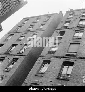 Il lavoro quotidiano di un concierge in un condominio di Parigi Vista dalla casa di appartamenti Data: 1936 posizione: Francia, Parigi Parole Chiave: Edifici, facciate, finestre Foto Stock