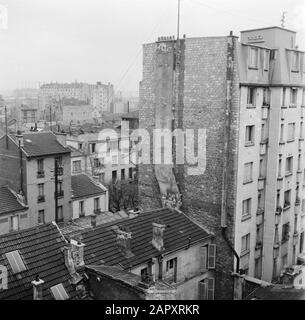 Il lavoro quotidiano di un concierge in un condominio di Parigi Vista dalla casa di appartamenti Data: 1936 posizione: Francia, Parigi Parole Chiave: Edifici, sculture di strada Foto Stock