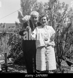 Van de poll con sua moglie Hildegard Eschen nel giardino Data: 21 maggio 1950 Parole Chiave: Fiori, uomini, giardini, donne Nome personale: Eschen, Hildegard, poll, Guglielmo del Foto Stock