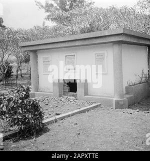 Volontari di guerra a Malacca e Indonesia Devastazioni al cimitero in Depok Annotazione: Soggetto famiglia tomba Van der Capellen. Il villaggio cristiano di Depok fu distrutto e saccheggiato dagli estremisti indonesiani nel 1945. Pubblicato in 'Guys van de' con la didascalia: Le tombe nel cimitero violato, rotto aperto e distrutto Data: 4 novembre 1946 luogo: Depok, Indonesia, Java, Dutch East Indies Parole Chiave: Cimiteri, devastazioni Foto Stock