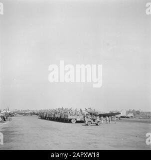 Volontari di guerra a Malacca e Indonesia trasporto in camion di soldati in arrivo da Malacca portato all'aeroporto per andare da Batavia a Bandoeng Annotazione: Pubblicato in ' Guys of the Deed' con la didascalia: La V-Brigade appena arrivato da Malacca, è trasportato in aria da Batavia a Bandoeng Data: 1945 Ubicazione: Batavia, Indonesia, Jakarta, Kemajoran, Indie orientali olandesi Parole Chiave: Soldati, aeroplani, aeroporti, camion Foto Stock