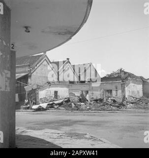 I volontari di guerra a Malacca e in Indonesia Hanno Distrutto negozi a Bandoeng Data: Aprile 1946 luogo: Bandung, Indonesia, Indonesia, Indie orientali olandesi Parole Chiave: Edifici, distruzione Foto Stock