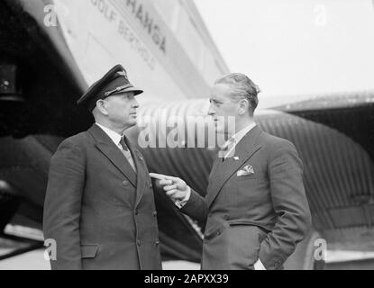 Aeroporto Berlin - Tempelhof V.l.n.r. pilota e Harry Laponder al Junkers ju-52/3m D-2624 Rudolf Berthold all'aeroporto Berlin Tempelhof Data: Ottobre 1934 Località: Berlino, Germania Parole Chiave: Aviazione, compagnie aeree, piloti, Personale Aeronautico, Aeroporti Nome personale: Laponder, Harry Institution Nome: Berlin-Tempelhof, Lufthansa Foto Stock