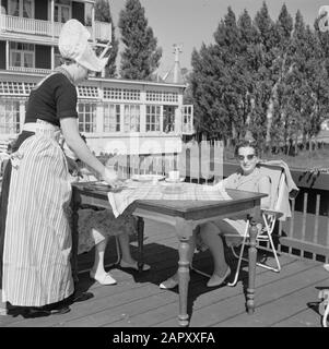 Volendam Volendam. Un membro dello staff dell'Hotel Spaanders serve un cliente (Hildegard van de poll-Eschen, moglie del fotografo) su una terrazza Data: Settembre 1959 posizione: Noord-Holland, Volendam Parole Chiave: Catering, alberghi, costumi tradizionali, personale dei ristoranti: Poll -Echen, Hildegard van de Foto Stock