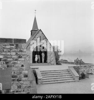 La Königin-Astrid-Kapelle alla Küssnacht svizzera prima e dopo il suo movimento, costruita nel 1935 per commemorare il fatale incidente automobilistico della regina Astrid del Belgio fronte della nuova cappella al Vierwaldstättersee (Lago di Lucerna) Data: 1960 luogo: Küssnacht am Rigi, Svizzera Parole Chiave: Memoriali, cappelle, laghi, incidenti stradali Foto Stock