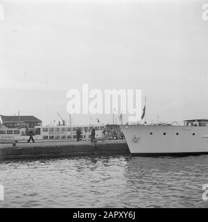 50th anniversario della regina Wilhelmina Venerdì pomeriggio. National Fleet Schouw sul Buiten-IJ. Lo yacht reale Piet Hein sulla strada per il camino della flotta tra il Lice arancione e il faro sulla diga vicino Durgerdam. Data: 3 settembre 1948 luogo: Amsterdam, Noord-Holland Parole Chiave: Anniversari, casa reale, navi Nome personale: Piet Hein Foto Stock