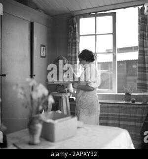 Hebreo Werkdorp Wieringermeer Donna scolpire nel villaggio di lavoro ebraico nel Wieringermeer Annotazione: Nel villaggio di lavoro vi vivevano rifugiati ebrei che hanno lavorato sul Divieto del Wieringermeer Data: 1936 luogo: Noord-Holland, Wieringermeer Parole Chiave: Scultori, edifici, religione ebraica Foto Stock