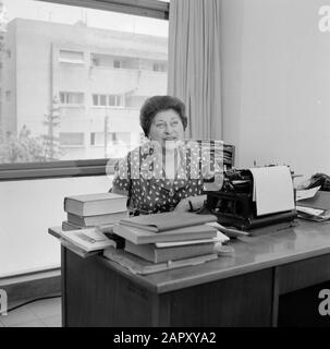 Israele 1964-1965: Tel Aviv, spazio ufficio Donna dietro una scrivania Data: 1964 Località: Israele, Tel Aviv Parole Chiave: Uffici, macchine da scrivere, donne Foto Stock