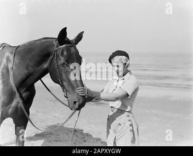 Scheveningen. Donna con un cavallo alla spiaggia di Scheveningen Data: Parole Chiave dense: Foto modelli, cavalli Foto Stock