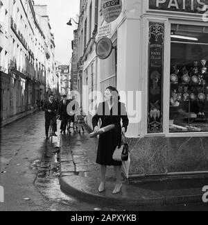 Pariser Bilder [la vita di strada di Parigi] Donna con baguette per una panetteria Data: 1965 luogo: Francia, Parigi Parole Chiave: Panettieri, alimentari, pane, statue di strada, negozi Foto Stock