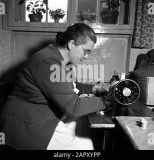 Navigazione sul Reno, rapporto sulla scuola d'imbarco della nave a Mannheim Woman regola abiti Data: 1 aprile 1955 Ubicazione: Germania, Mannheim, Germania occidentale Parole Chiave: Vita quotidiana, pulizie, scuole d'imbarco , ritratti Foto Stock