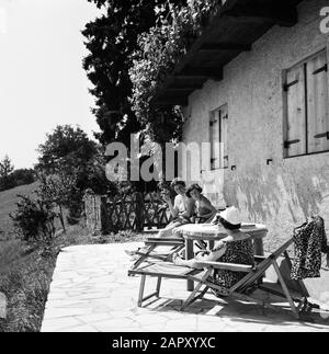 Teutoburgerwoud Donne godersi il sole sulla terrazza di L.n.r. Olga, Ingrid E Hilde Eschen Data: 1956 Località: Bad Salzuflen, Germania, Ovest Germania Parole Chiave: Terrazze, Case, Sole Nome Personale: Eschen, Hilde Foto Stock