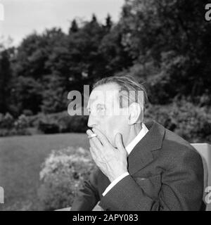 Visiting in Inking Walter Mehring seduto su una terrazza Data: Giugno 1964 luogo: Germania, Monaco di Baviera, Germania occidentale Parole Chiave: Fumo, scrittori, terrazze, giardini, case Nome personale: Mehring, Walter Foto Stock