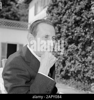 Visiting in Inking Walter Mehring seduto su una terrazza Data: Giugno 1964 luogo: Germania, Monaco di Baviera, Germania occidentale Parole Chiave: Scrittori, terrazze, giardini, case Nome personale: Mehring, Walter Foto Stock