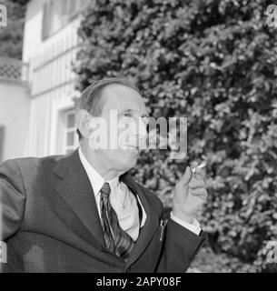 Visiting in Inking Walter Mehring seduto su una terrazza Data: Giugno 1964 luogo: Germania, Monaco di Baviera, Germania occidentale Parole Chiave: Fumo, scrittori, terrazze, giardini, case Nome personale: Mehring, Walter Foto Stock