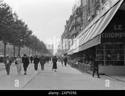 Reportage Parigi Escursionisti sugli Champs-ÃlysÃ©es, con in background l'Arc de Triomph Data: 1935 posizione: Francia, Parigi Parole Chiave: Street images Foto Stock