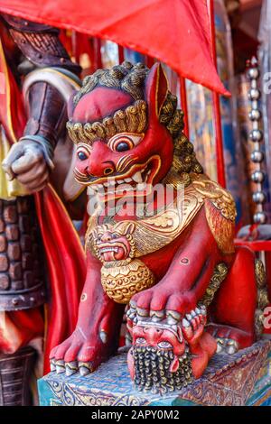 Statua di leone femminile (shishi) a Vihara Dharmayana - tempio buddista cinese (Kongco Kuta o Kongco Leng Gwan Kuta) a Kuta, Bali, Indonesia. Foto Stock