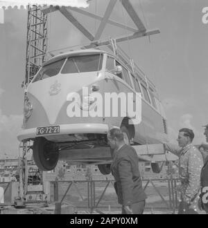 Opboudag Rotterdam 1961 Annotazioni: Volkswagen bus con targa FG-72-21 Data: 18 maggio 1961 Località: Rotterdam, Zuid-Holland Parole Chiave: Cars Foto Stock