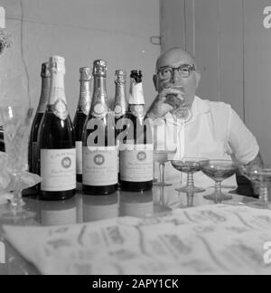 Azienda Vinicola Carmel Mizrachi Wineries A Rishon Le Zion. Approvare lo champagne Data: 1 gennaio 1960 luogo: Israele, Rishon le Zion Parole Chiave: Champagne, bottiglie, industria, giudici, viticoltura Foto Stock