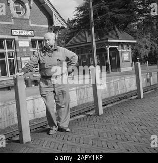 Zuid-Limburg Willem van de Poll Piping alla stazione di Meerssen Data: 1 settembre 1952 Località: Limburg, Meerssen, Olanda Parole Chiave: Piattaforme, ritratti, stazioni Nome personale: Poll, Willem van de Foto Stock