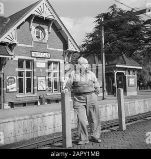 Zuid-Limburg Willem van de Poll Piping alla stazione di Meerssen Data: 1 settembre 1952 Località: Limburg, Meerssen, Olanda Parole Chiave: Piattaforme, ritratti, stazioni Nome personale: Poll, Willem van de Foto Stock