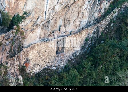 Ponte Inca Vicino A Machu Picchu, Perù. Antico Ponte Trunk su un sentiero di montagna costruito dagli Incas. Foto Stock