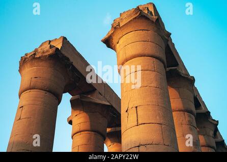 Grande colonnato Processionale di Amenhotep III, Tempio di Luxor, Egitto - colonne di pietra Massiccia o pilastri in un antico Tempio egiziano Foto Stock